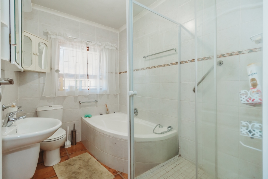 4 Bedroom Property for Sale in Glen Barrie Western Cape